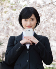 Một phụ nữ Nhật Bản trong một bộ đồ 50 tư thế