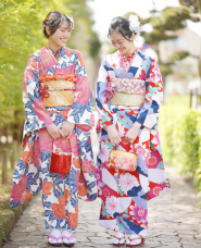 日本年輕女性穿著和服的照片