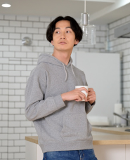 집에서 보내는 일본인 남성의 사진